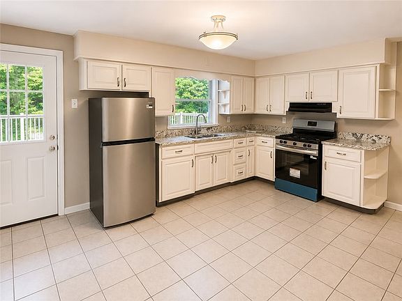 3rd image of 111 N Cascade St