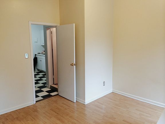 4th image of 650 Manhattan Ave APT 2