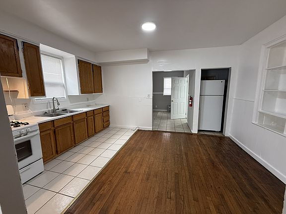 2nd image of 218 Burr Oak St #220