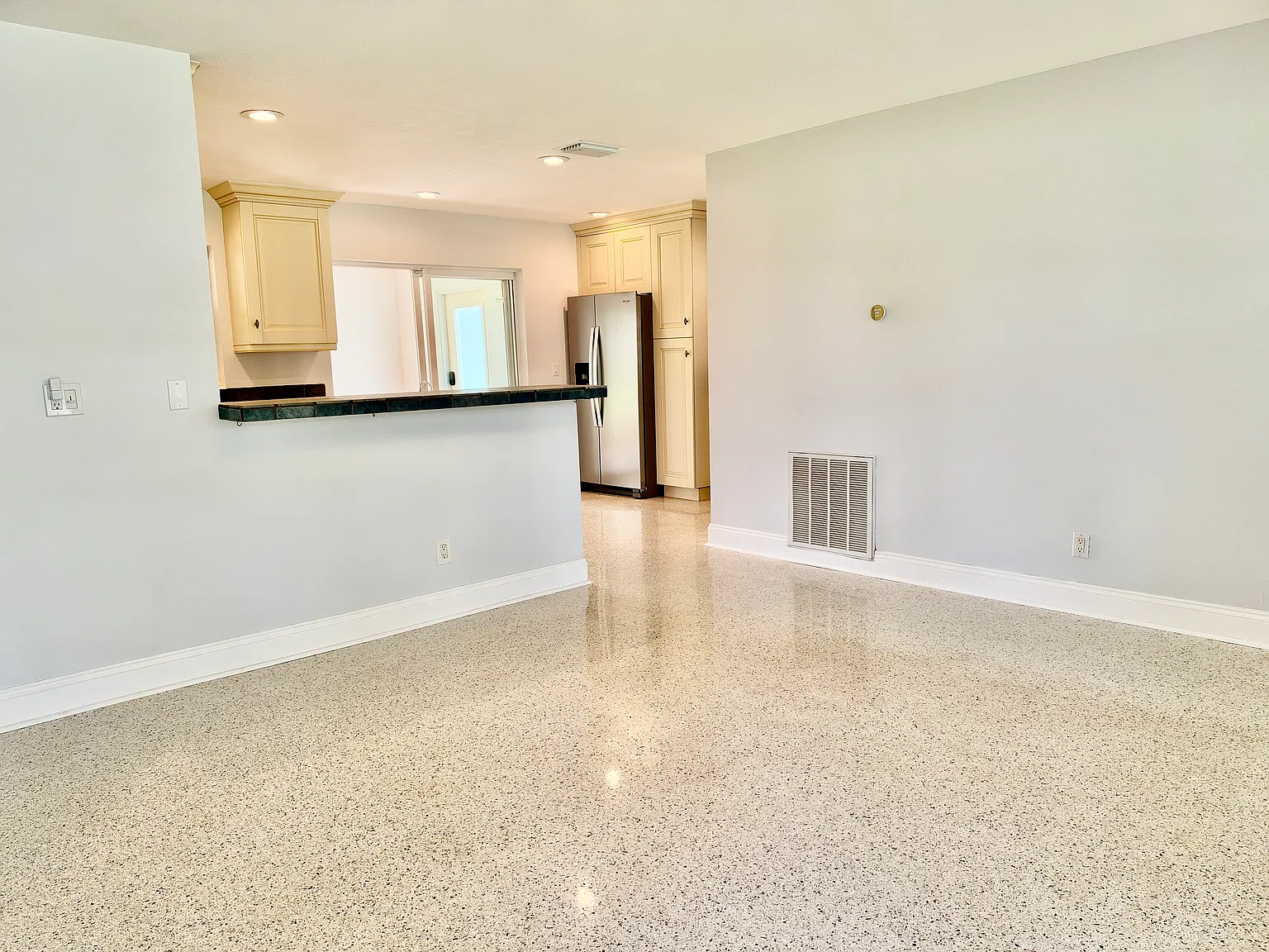 3 bed, 1850 sqft, $3,995 — Photo 4