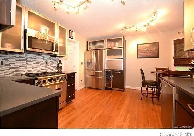 3 bed, 2.5 bath, 2345 sqft, $2,400 — Photo 2