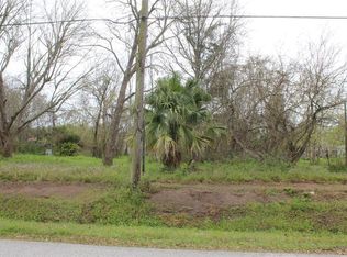 2024 7th St, High Island, TX 77623