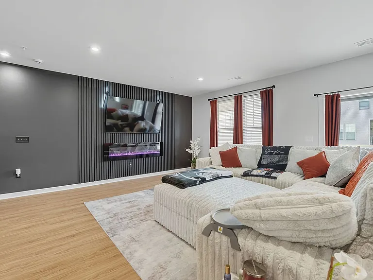 709 Thomas Ln #B — Photo 6