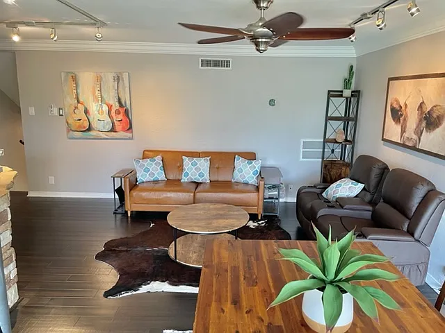502 E Avenue J — Photo 16