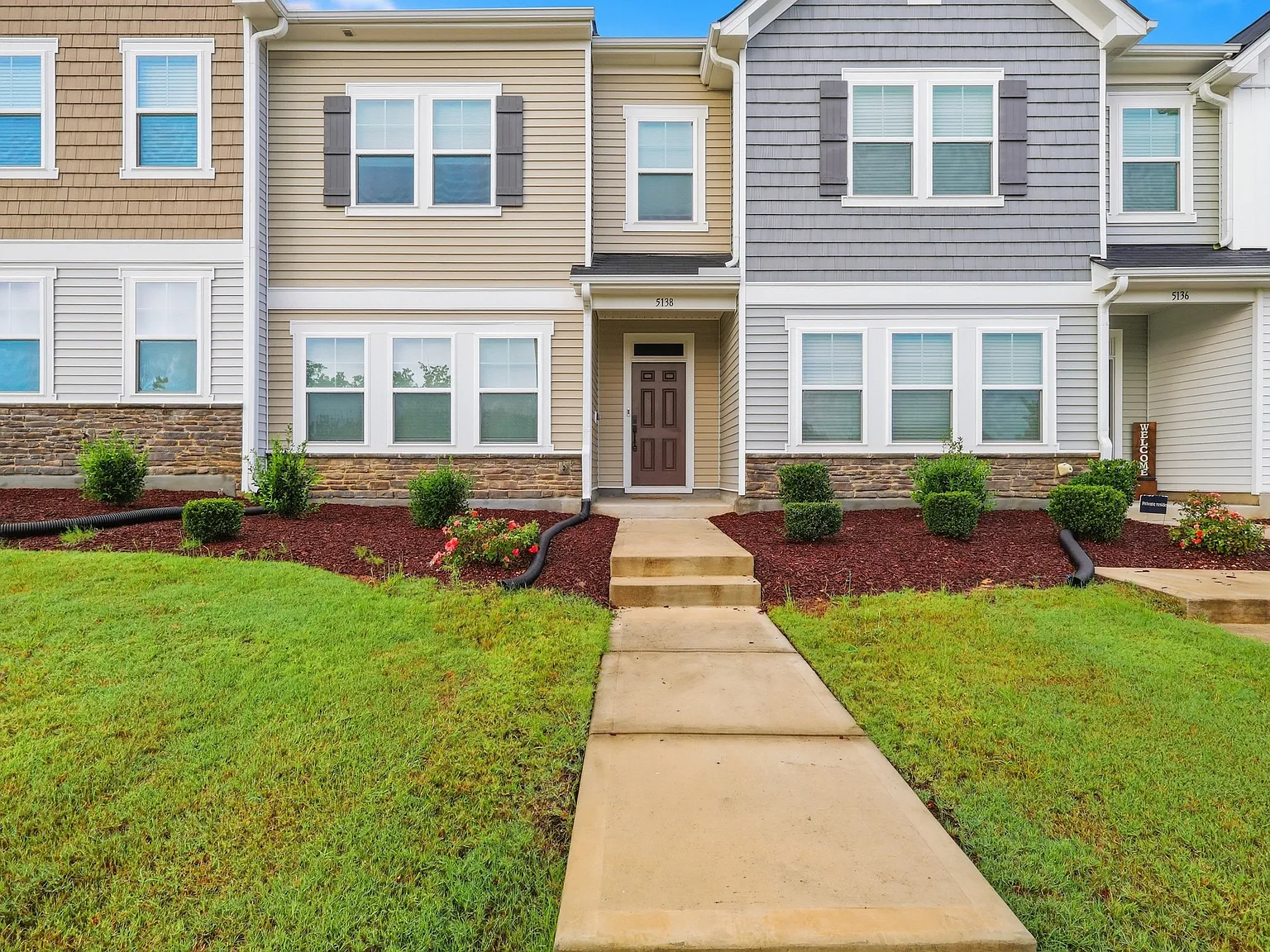 3 bed, 2012 sqft, $2,095 — Photo 2