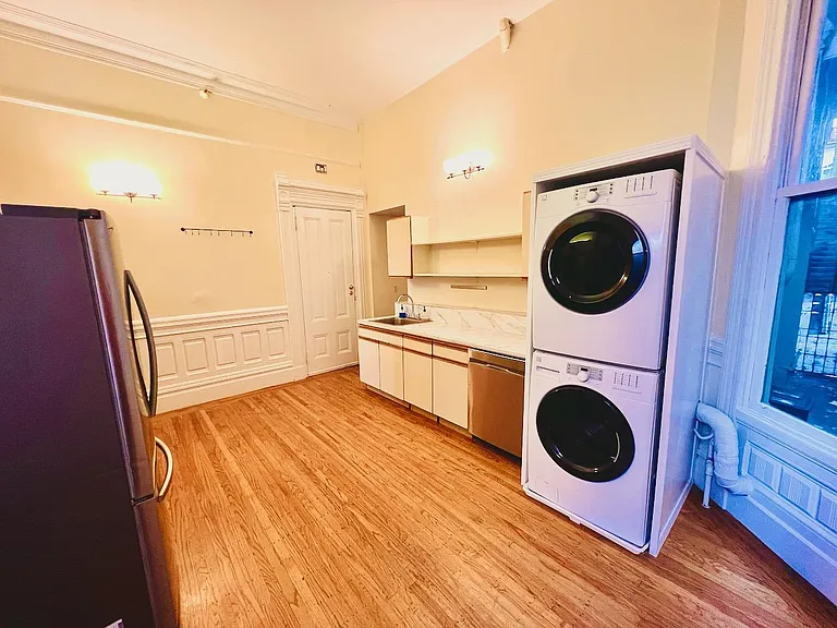 Kitchen (angle 4)
14' W x 16' 8" L
Large & Bright
Valuted ceiling