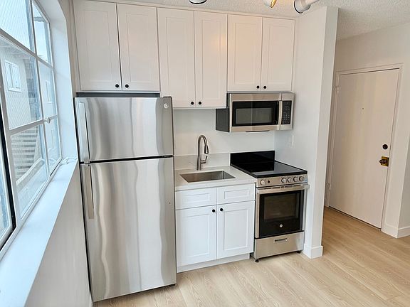 5th image of 1436 Loma Dr #7