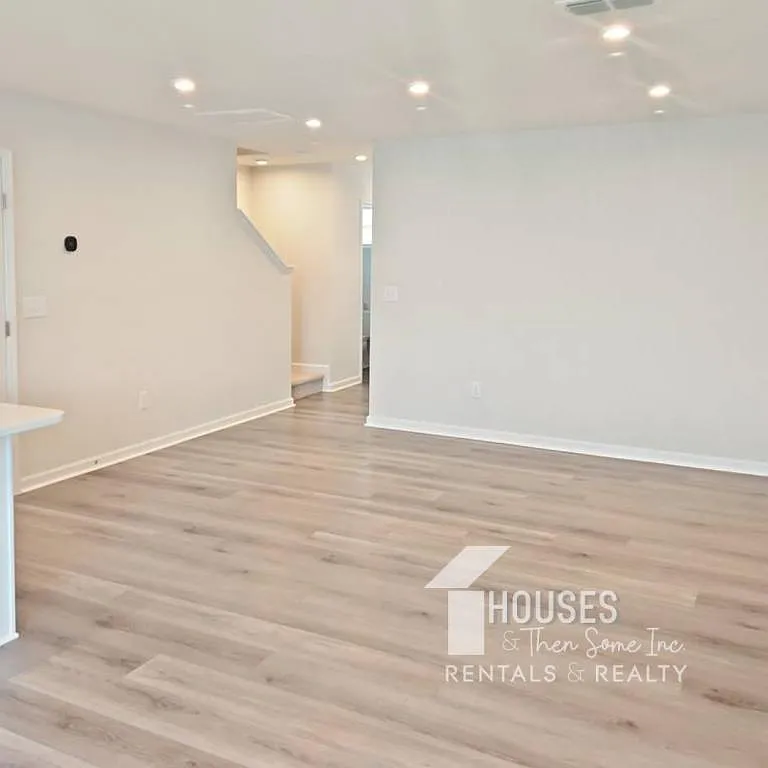1512 Purrington Ln — Photo 2