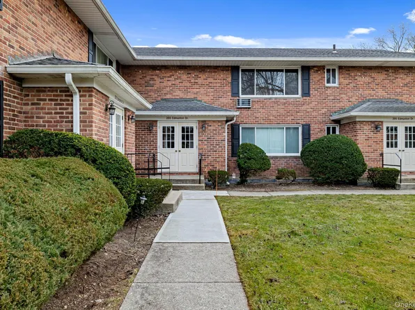 285 Edmunton #16, North Babylon, NY 11703