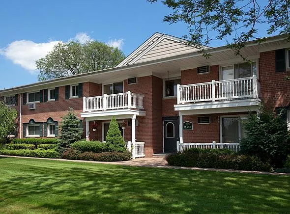 Fairfield Estates At Farmingdale Village — Photo 2