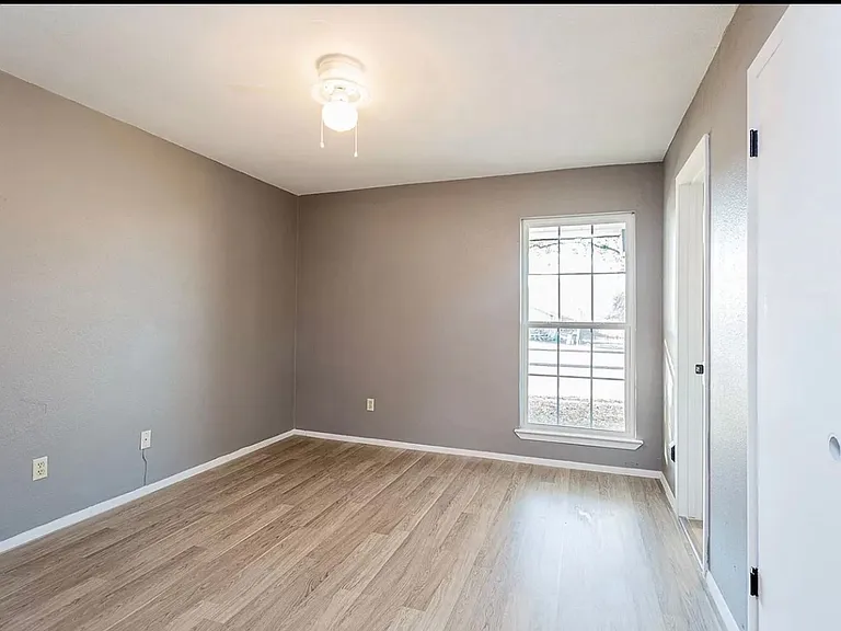 4900 E Stassney Ln — Photo 12