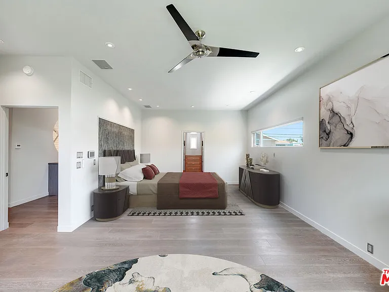 929 Dickson St — Photo 14
