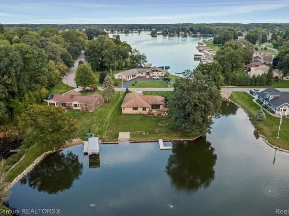 4071 Chevron Dr, Highland, MI 48356