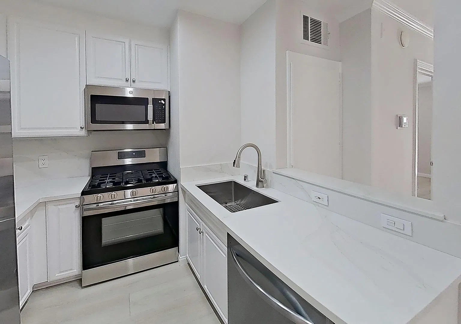 21450 Burbank Blvd — Photo 4
