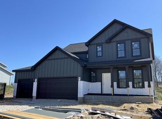 W237N6988 Red Oak Knl, Sussex, WI 53089