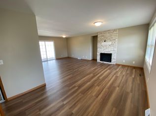1316 Cress Pkwy, Hiawatha, IA 52233
