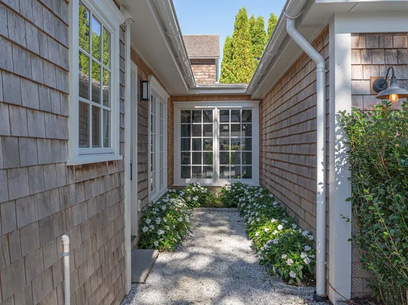 86 Pine St, Southampton, NY 11968