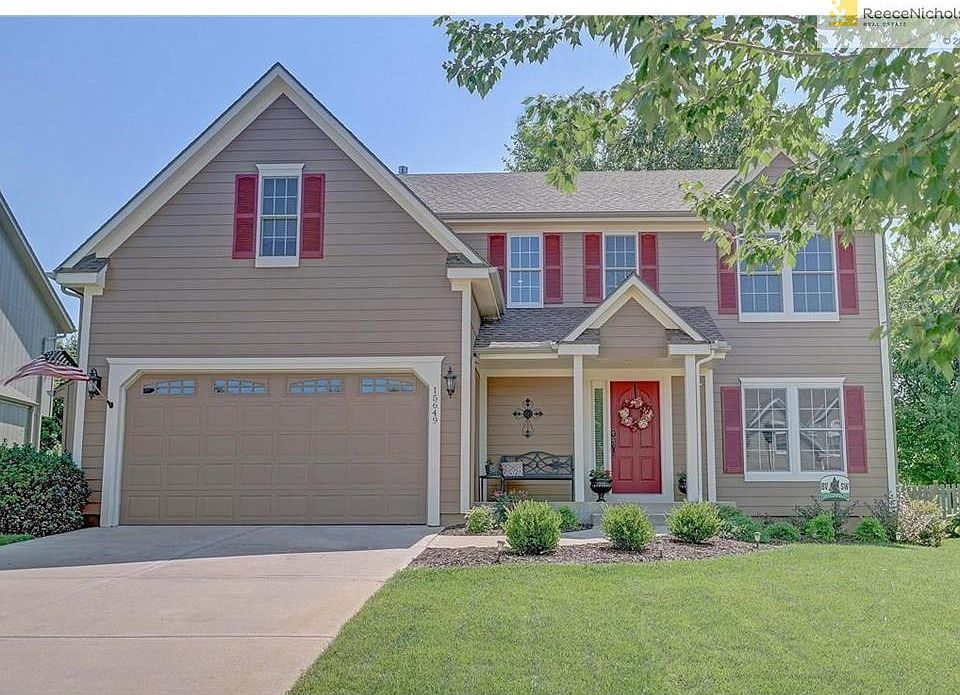 2 Story on Cul-de-Sac in Blue Valley!