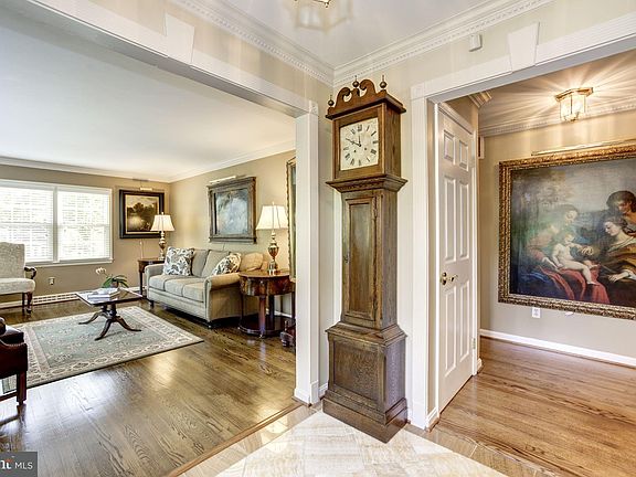 5th image of 3625 Camelot Dr