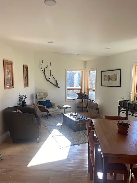 3 bed, 3.5 bath, 1900 sqft, $3,500 — Photo 2