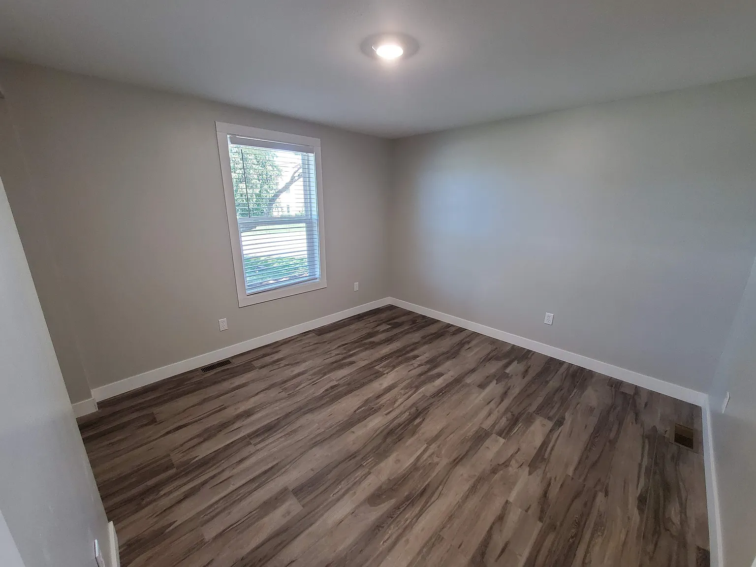 5 bed, $5,475 — Photo 4