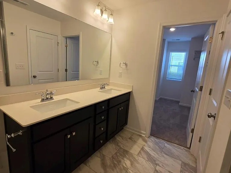 5240 Kinsbridge Dr — Photo 2