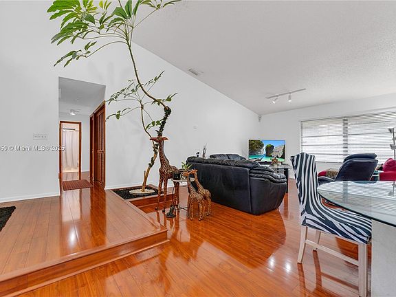 4th image of 13520 NE Miami Ct