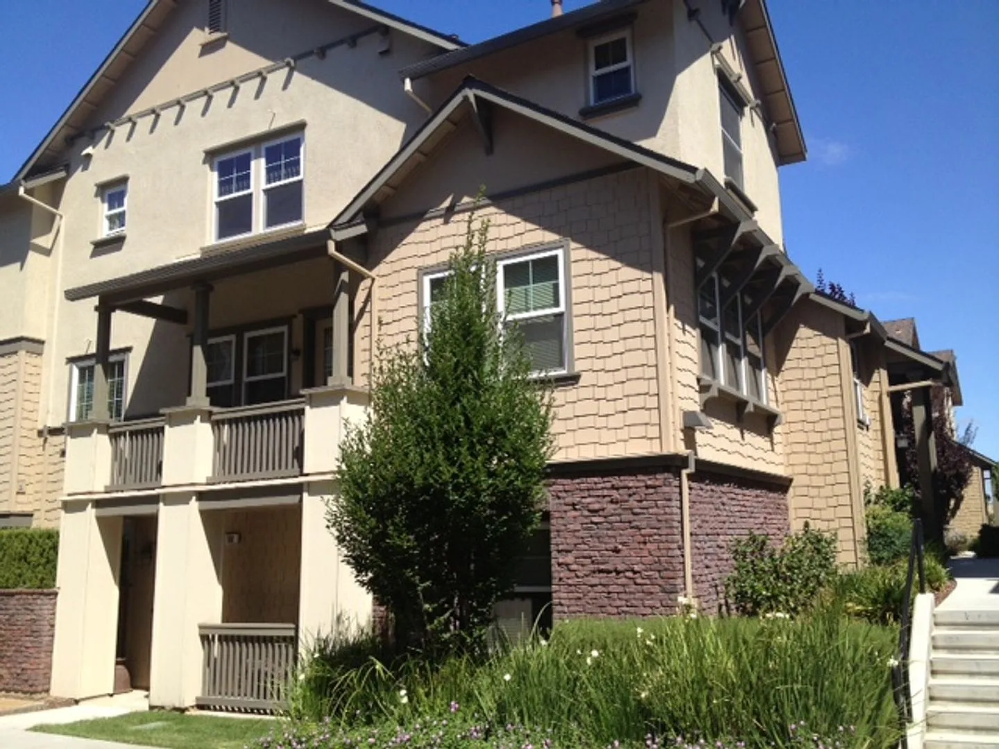 3 BD/3.5 BA Townhouse in downtown Livermore Station, No Pets — Photo 1
