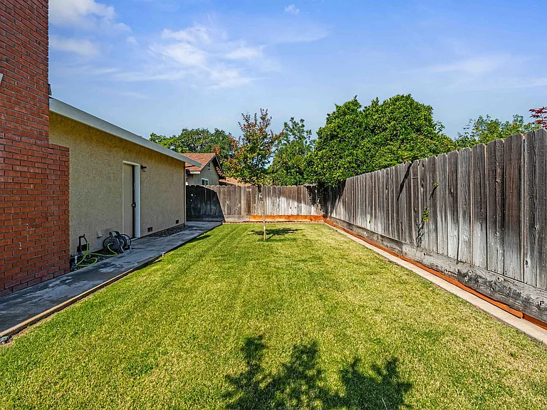 2025 Sweetwater Dr — Photo 21