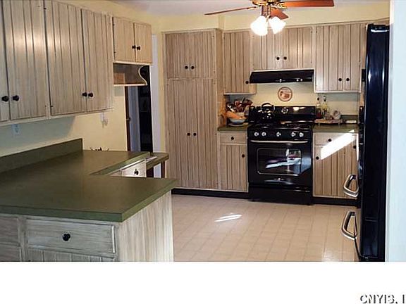 5th image of 303 Oakridge Dr