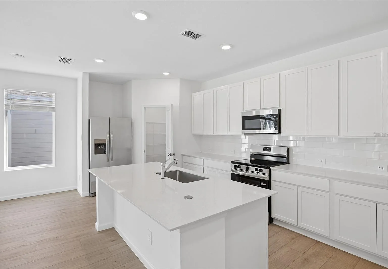 3 bed, 1882 sqft, $2,100 — Photo 2