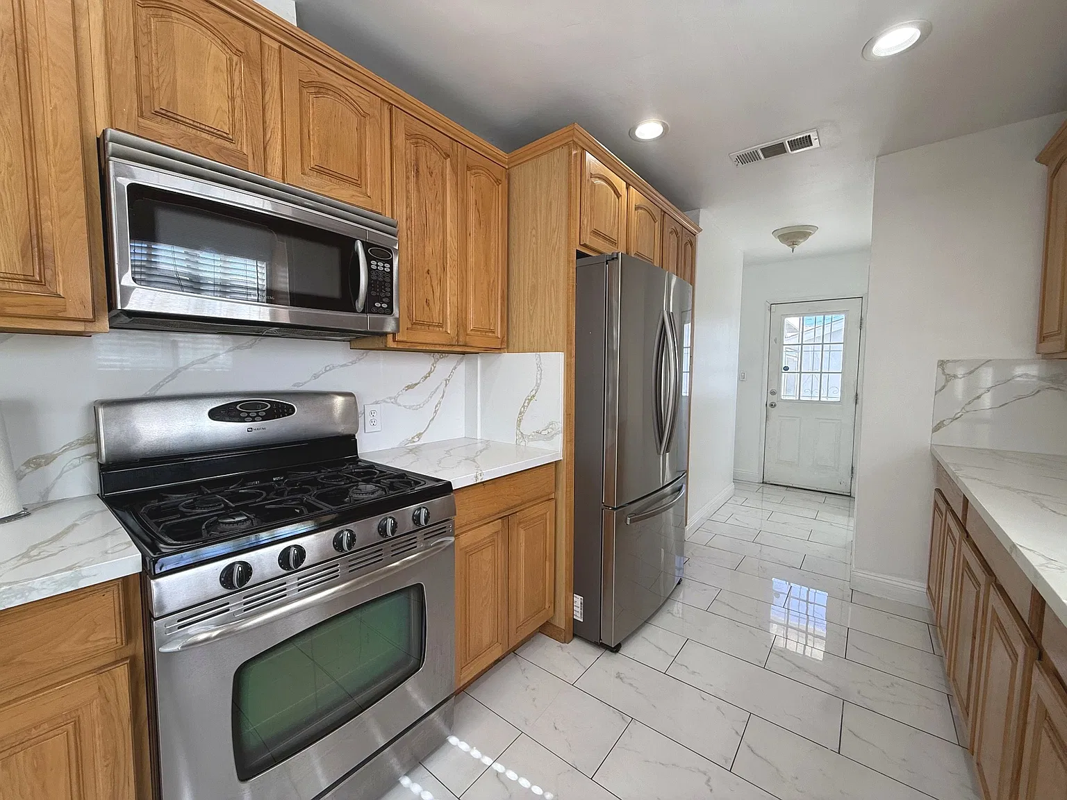 3 bed, 2.5 bath, 1153 sqft, $4,450 — Photo 4