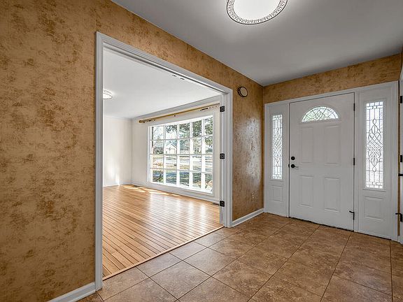 3rd image of 2934 Montavesta Rd