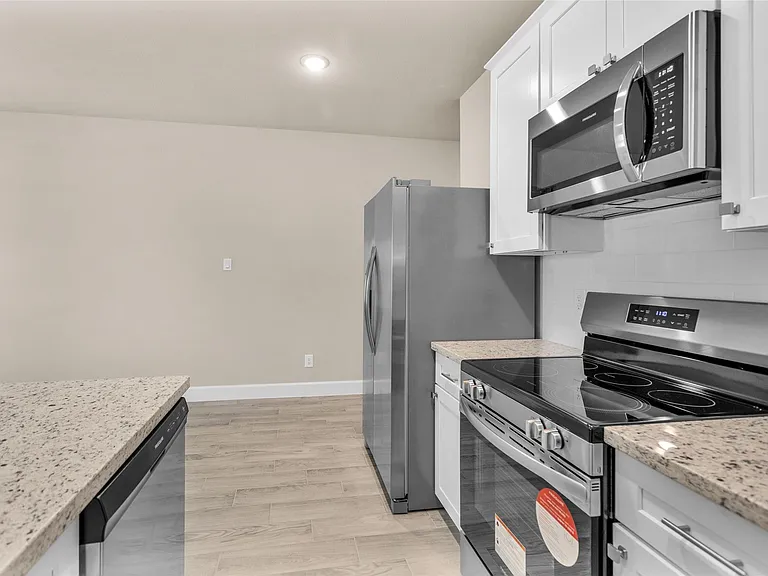 496B Golden St #B — Photo 10