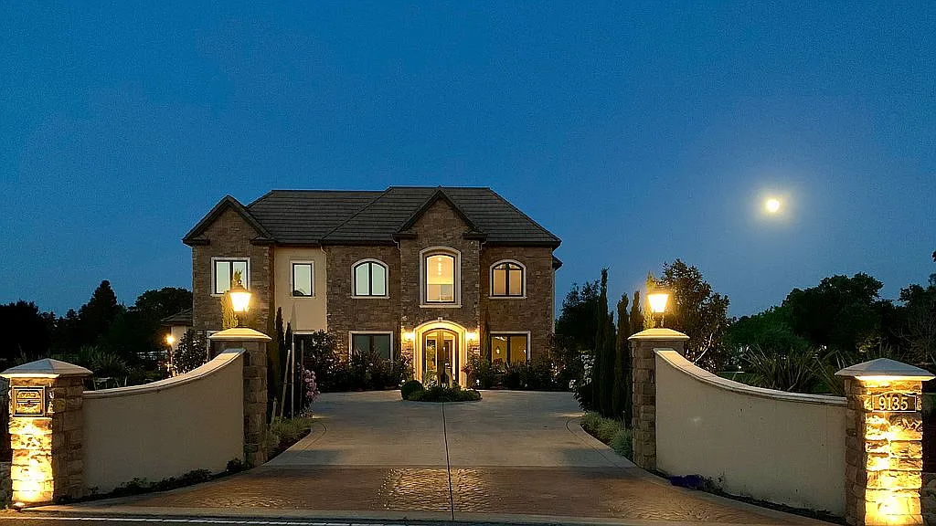 9135 Shire Oaks Ln photo 1