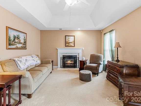 4th image of 515 Harmony Glen Cir