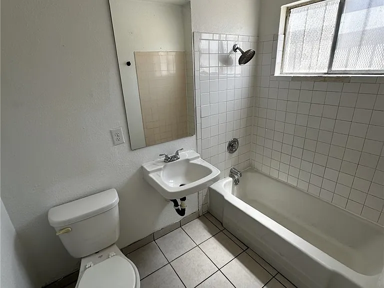 115 W New York Ave #11 — Photo 8