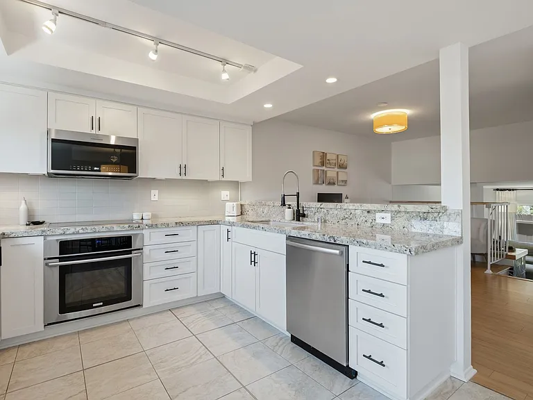 2112 Warfield Ave #9 — Photo 8