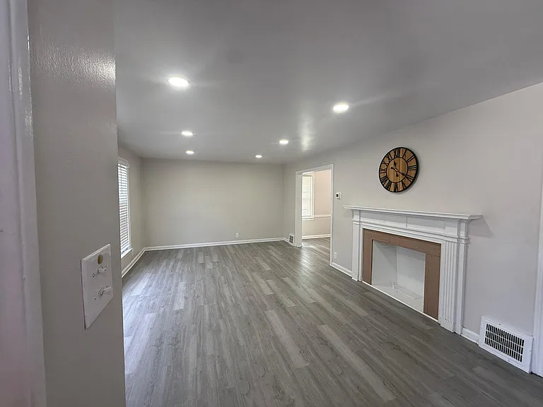 4350 Silsby Rd — Photo 1