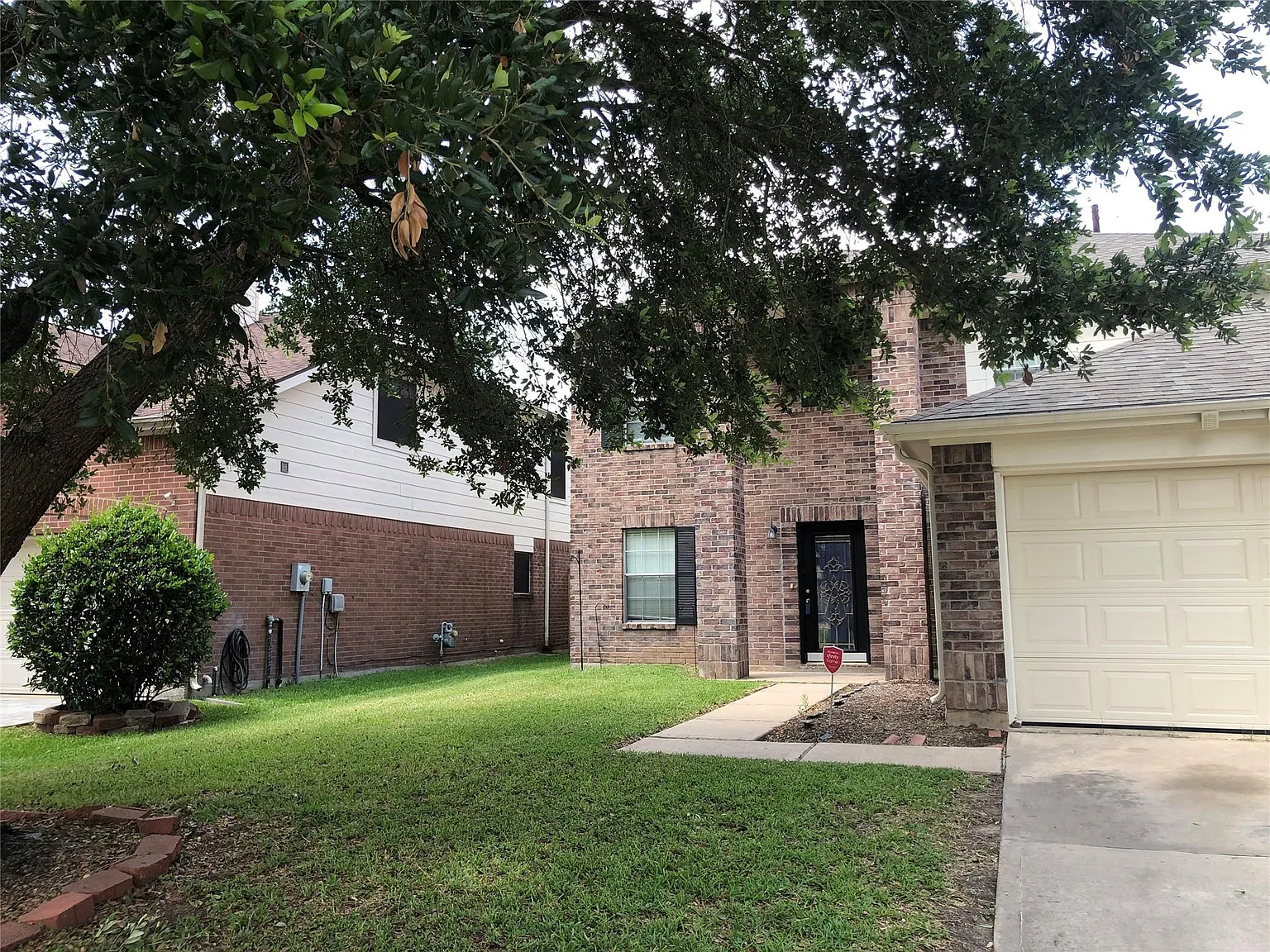 4 bed, 2.5 bath, 2081 sqft, $2,400 — Photo 2