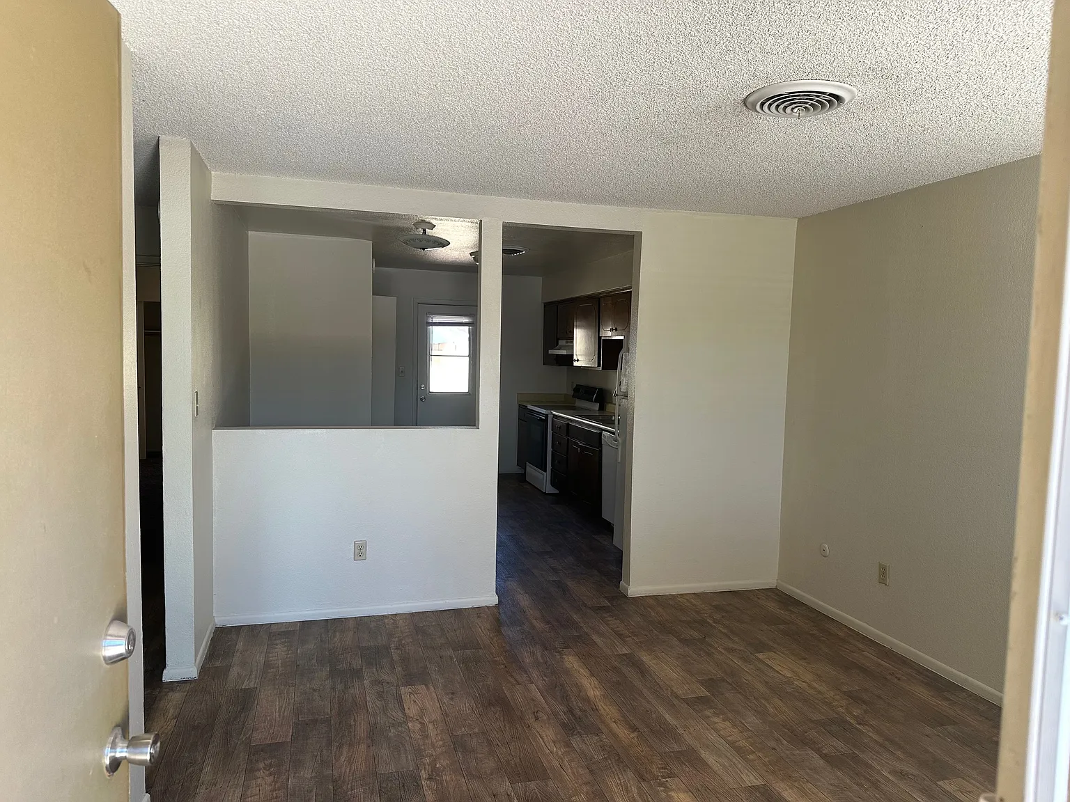 2 bed, 872 sqft, $1,100 — Photo 3