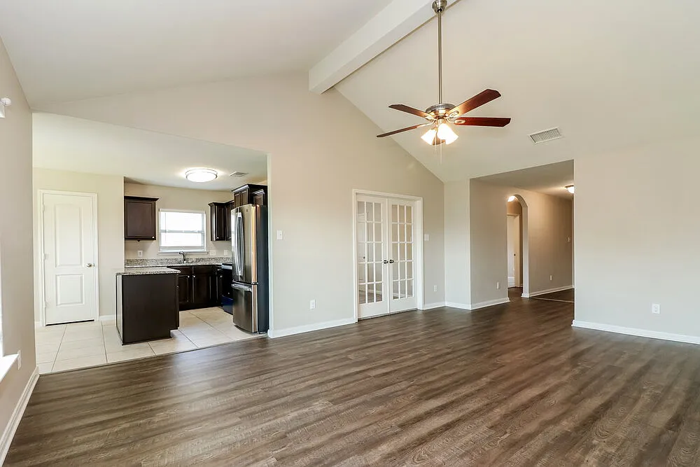 3 bed, 2.0 bath, 1696 sqft, $3,060 — Photo 4