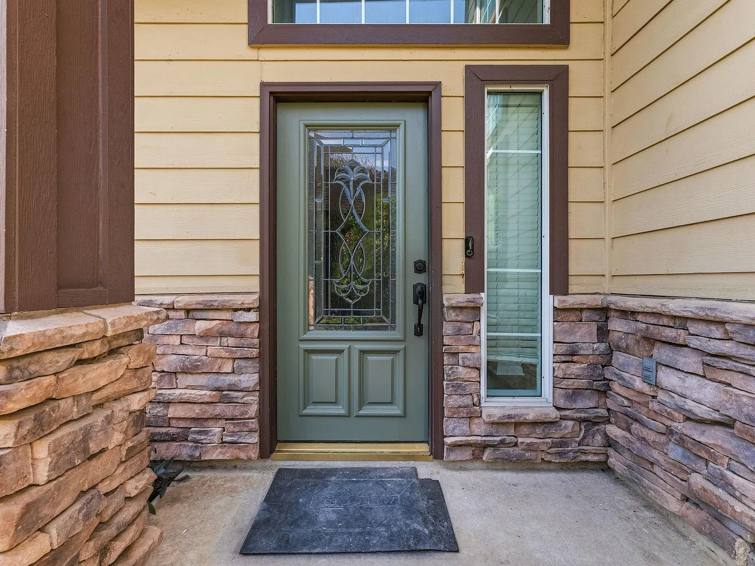 3 bed, 2.5 bath, 2079 sqft, $2,300 — Photo 3