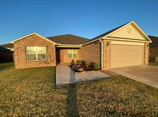 1011 N Trappers Court Way, Mustang, OK 73064