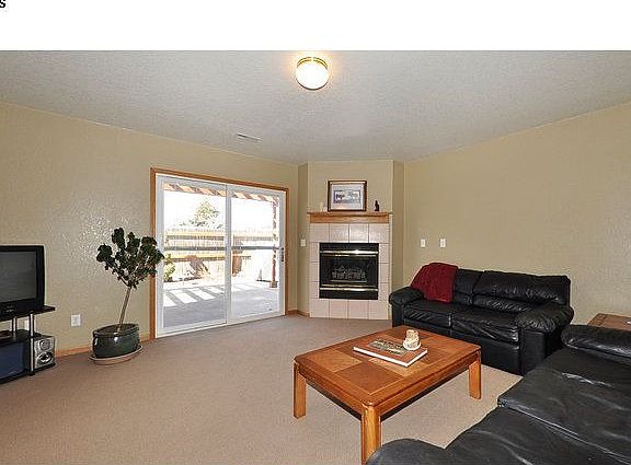 2nd image of 1002 Meadow Ct