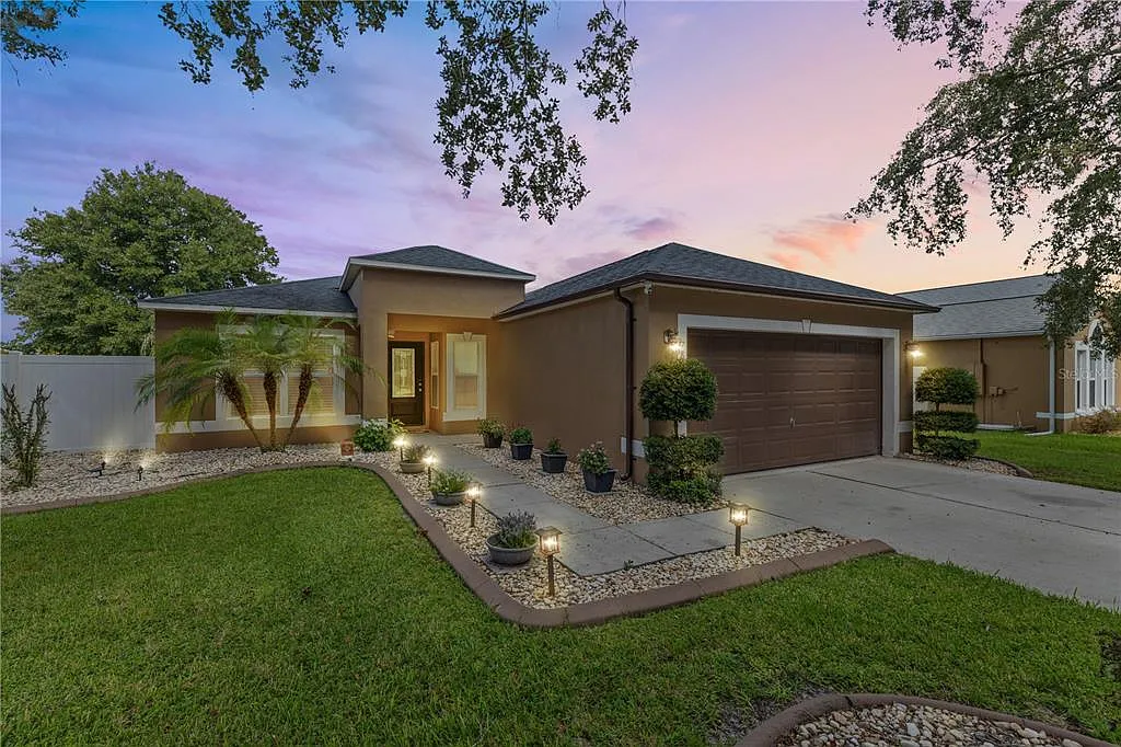 3 bed, 2.0 bath, 1424 sqft, $2,500 — Photo 1