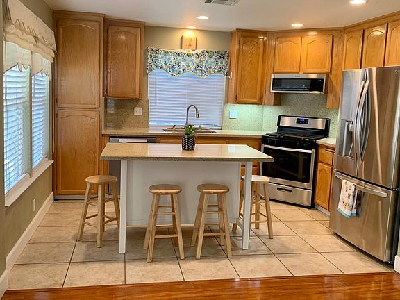 Fully equipped kitchen with 4 seater quartz top island