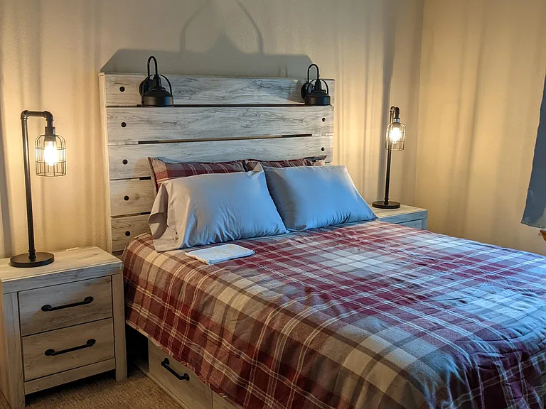 Masterbedroom - queen upper level