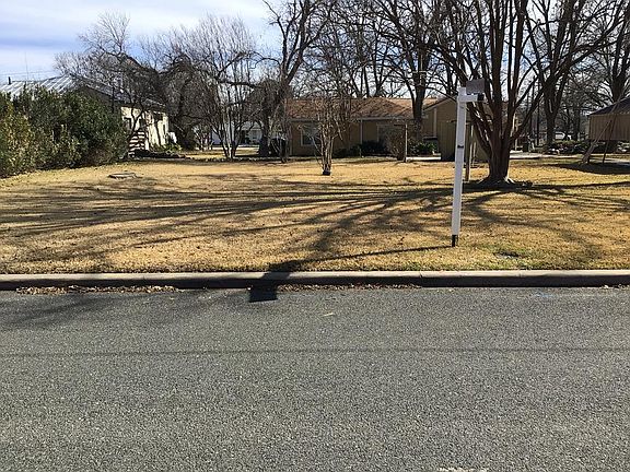 2nd image of 505 N Pecan St