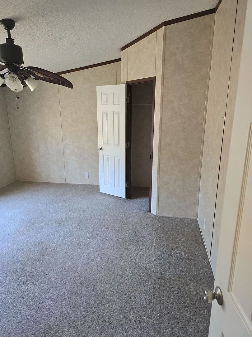 Refurbished 4 bedroom 2 bath — Photo 2
